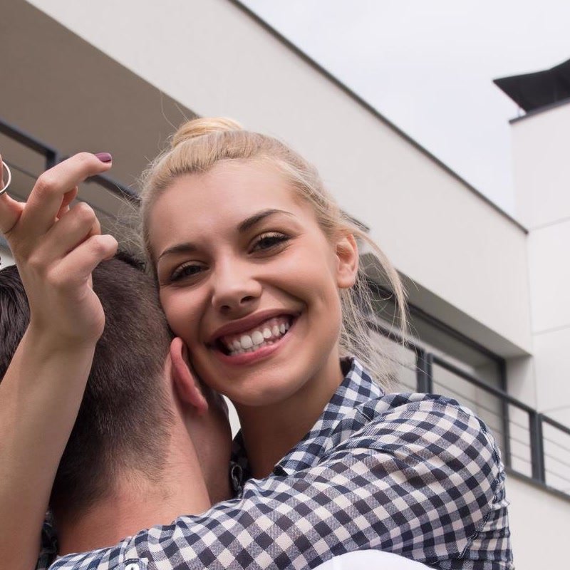 Casal celebrando a entrega do novo imóvel